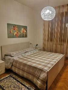ein Schlafzimmer mit einem Bett und einer Hängeleuchte in der Unterkunft casa vacanze vanda in Assisi