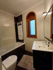 シャヴェスにあるCasa Monte da Voltaのバスルーム(洗面台、トイレ、バスタブ付)