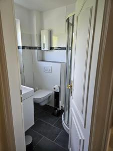ein kleines Bad mit WC und Waschbecken in der Unterkunft Sylter Sonne, Alt Westerland in Westerland