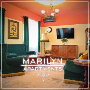 - un salon avec des murs orange et un mobilier vert dans l'établissement Marilyn Apartments, à Smederevo
