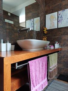 La salle de bains est pourvue d'un lavabo et d'un miroir. dans l'établissement Casa Mali, à Quinta do Conde