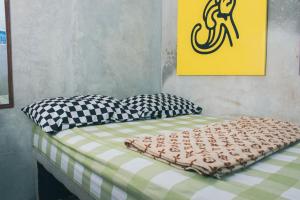 Postel nebo postele na pokoji v ubytování Condro Wulan Hostel