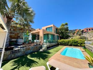 una casa con piscina en el patio en Cosy villa with private pool in Salobre, en San Bartolomé