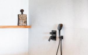 um microfone numa parede ao lado de uma prateleira em Bamboo Zanzibar em Jambiani