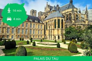 an image of a building with the words palais du tuil at Suite Balnéo hydromassage et rétroprojecteur in Reims