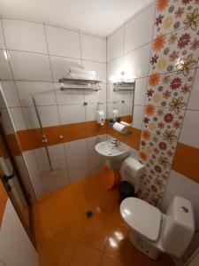 y baño con aseo y lavamanos. en Guest House Skalite, en Sozopol