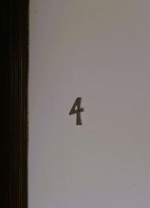 un número cuatro al costado de una puerta en Apartamento Lapa en Tías
