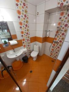 y baño con aseo, lavabo y ducha. en Guest House Skalite, en Sozopol