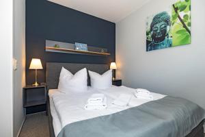 ein Schlafzimmer mit einem Bett mit zwei Handtüchern darauf in der Unterkunft Hotel zur Traube in Kühlungsborn