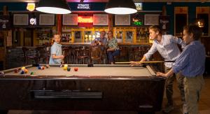 un gruppo di persone che giocano a biliardo in un bar di Ardennen Camping Bertrix a Bertrix