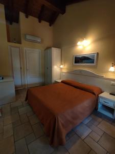 - une chambre avec un grand lit dans l'établissement B&B Terra Di Liguria, à Casarza Ligure