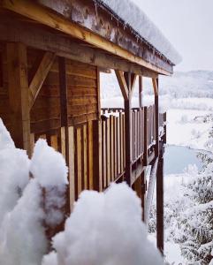 Là-Haut cabanes perchées في La Thuile: وجود جسر خشبي في الثلج مغطى بالثلوج