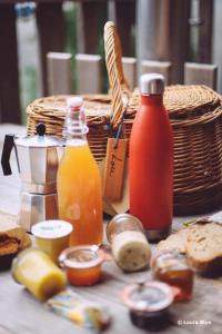 Là-Haut cabanes perchées في La Thuile: طاولة مع الخبز وزجاجة من عصير البرتقال