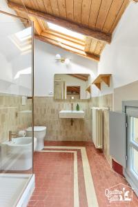 ボローニャにあるI 4 Gattiのバスルーム(トイレ、洗面台付)