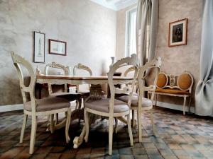 a dining room with a table and chairs at B&B La Sbàgera in Stagno Lombardo