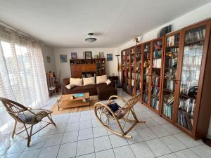 ein Wohnzimmer mit zwei Stühlen und einer Couch in der Unterkunft Chambre entre plage et centre ville dans maison avec jardin in Le Havre
