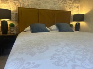 sypialnia z dużym łóżkiem z 2 niebieskimi poduszkami w obiekcie Stone house Chiara Seaview w mieście Funtana +37 zdjęć