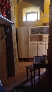 una pequeña cocina con mesa y ventana en VIA VARESE 4 en Castagneto Carducci