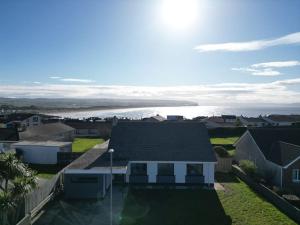 a house with a view of the ocean at 1 Seaview Portstewart in Portstewart