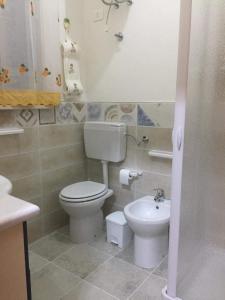 マルツァメミにあるAppartamento aria di Mareのバスルーム(白いトイレ、シンク付)