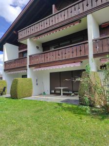 - un bâtiment avec une table de pique-nique dans la cour dans l'établissement FeWo Garmisch, à Garmisch-Partenkirchen