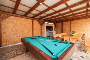 Bàn bi-da tại Villa Nada for 10 people with pool & integrated whirlpool