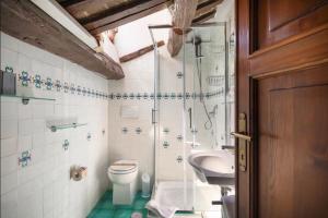 Et badeværelse på Accogliente casa al Pantheon + 7 billeder