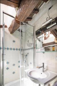 Et badeværelse på Accogliente casa al Pantheon