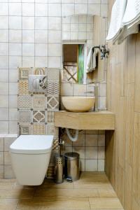 大特爾諾沃的住宿－Studio77，一间带水槽和卫生间的浴室