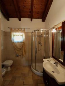 La salle de bains est pourvue d'une douche, de toilettes et d'un lavabo. dans l'établissement B&B Terra Di Liguria, à Casarza Ligure