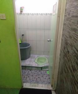 Ett badrum på SPOT ON 93946 Wisma Kost & Penginapan Afilia Buana Syariah