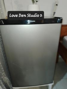 un refrigerador plateado con las palabras "estudio de amor en él" en Love Den, en Christ Church