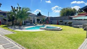 podwórko z basenem i trawą w obiekcie Nyasa Villa w mieście Southgate