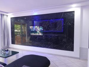 a living room with a large black wall at Appartement de Luxe Arena Martil in Martil