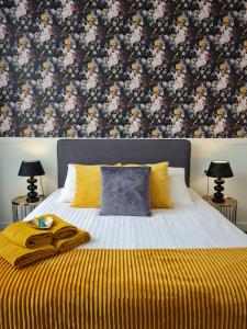 a bedroom with a bed with a floral wallpaper at Hotel 't Witte Huys Scheveningen in Scheveningen