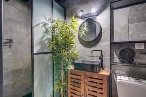 un baño con lavabo y plantas. en Maison avec terrasse & parking Bordeaux Bacalan, en Burdeos