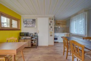 comedor con mesa y sillas y cocina en Maison avec terrasse & parking Bordeaux Bacalan, en Burdeos