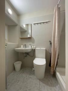 Baño blanco con aseo y lavamanos en affittacamere Folignocentro, en Foligno