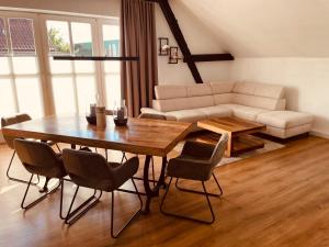 uma sala de estar com uma mesa e um sofá em Fährhaus Kirschenland em Jork