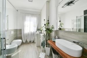 baño con 2 lavabos y espejo grande en I giardini di Lo', en Montagnana