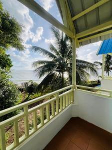 Rõdu või terrass majutusasutuses Les Fleurs Du Tamarin Beachfront Residences