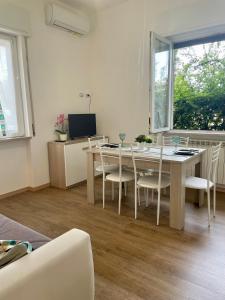 a dining room with a table and chairs and a television at Bnbook Trilo Buonarroti Pero in Pero