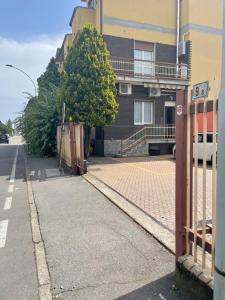 an empty street in front of a building at Bnbook Trilo Buonarroti Pero in Pero