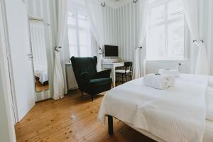 1 dormitorio con cama, silla y escritorio en Villa Mimi en Sopron