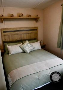 Un pat sau paturi într-o cameră la The Retreat 38, pet friendly, WiFi, central heating, bed linen - Meadow Lakes Caravan & Lodge Hire +7 fotografii