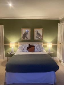 ein Schlafzimmer mit einem großen Bett mit zwei Lampen in der Unterkunft The Beeches - Chatsworth Apartment No 1 - Sleeps 4 in Baslow