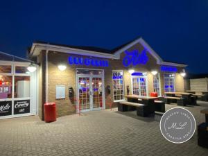 Un restaurant sau alt loc unde se poate mânca la The Retreat 38, pet friendly, WiFi, central heating, bed linen - Meadow Lakes Caravan & Lodge Hire