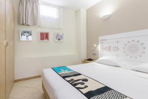 Ένα ή περισσότερα κρεβάτια σε δωμάτιο στο Hotel Domomea
