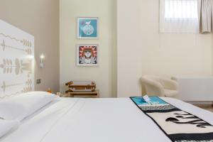 Ένα ή περισσότερα κρεβάτια σε δωμάτιο στο Hotel Domomea