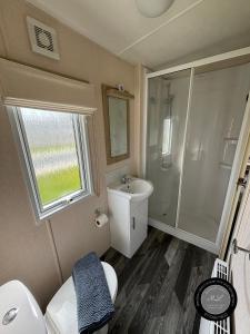 O baie la The Retreat 38, pet friendly, WiFi, central heating, bed linen - Meadow Lakes Caravan & Lodge Hire